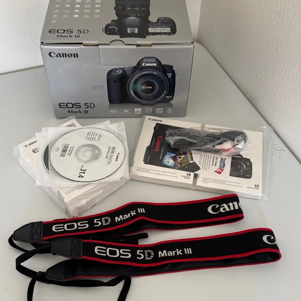 Canon EOS 5D Mark III Accessories only - Picture 1 of 8